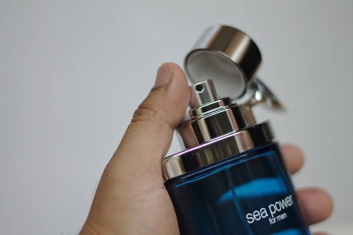 Elegancki flakon męskich perfum, podkreślający styl i codzienną higienę nowoczesnego mężczyzny.